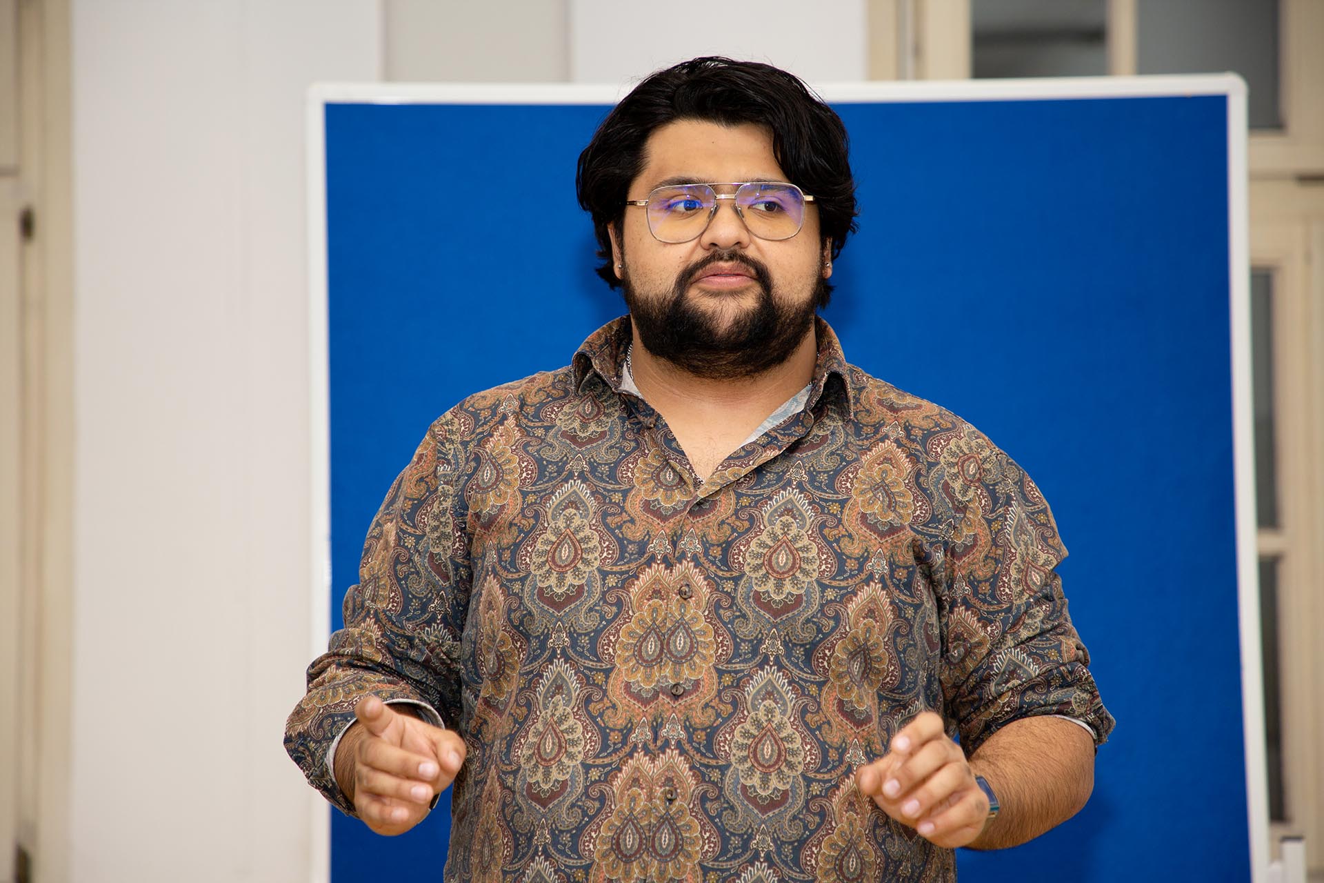 Ein Student nimmt an einem Rhetorik-Seminar in Göttingen teil