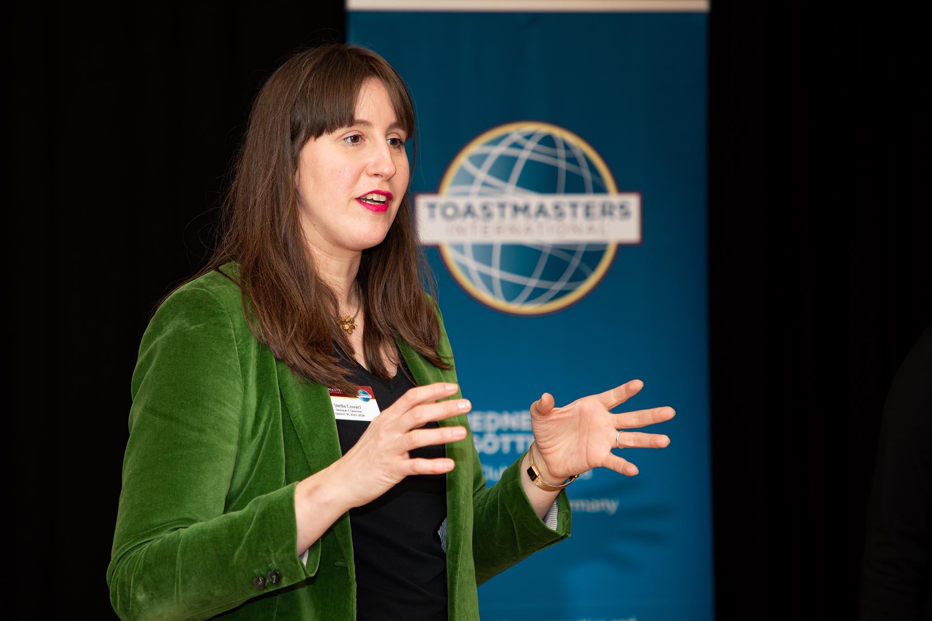 Ein Mitglied des Toastmasters-Clubs hält vor den anderen Mitgliedern des Rhetorik-Clubs eine vorbereitete Rede.